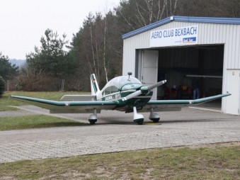 Die DR400 vor der Motorflug-Halle
