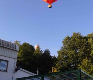 Heißluftballon über dem Clubheim